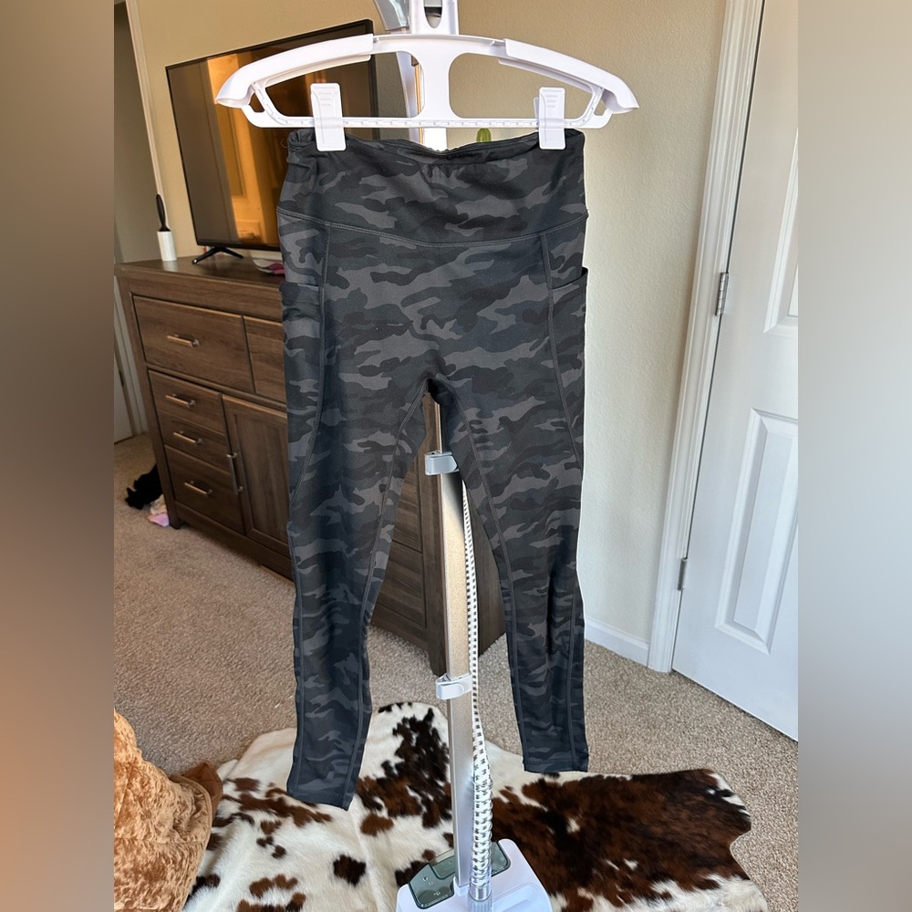 Curves and combatboots camo leggings small